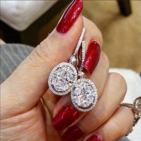 **NEW💎18K White Gold Oval Diamond Halo Earrings - Picture 3 of 4